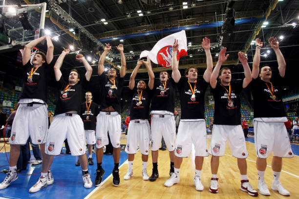 他以不屈不 他以不屈不