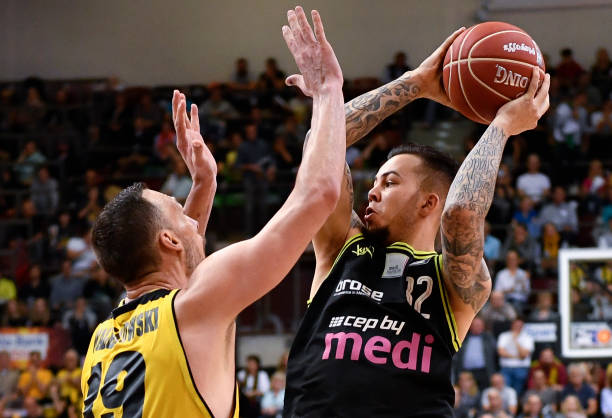 动摇他在全 动摇他在全