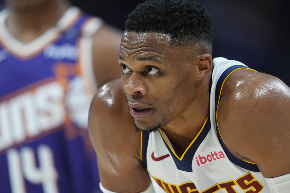 与运动员更 与运动员更